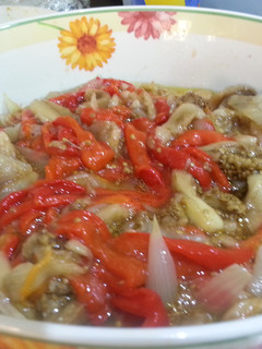 Una foto de Ensalada de pimientos, berenjena y cebolla