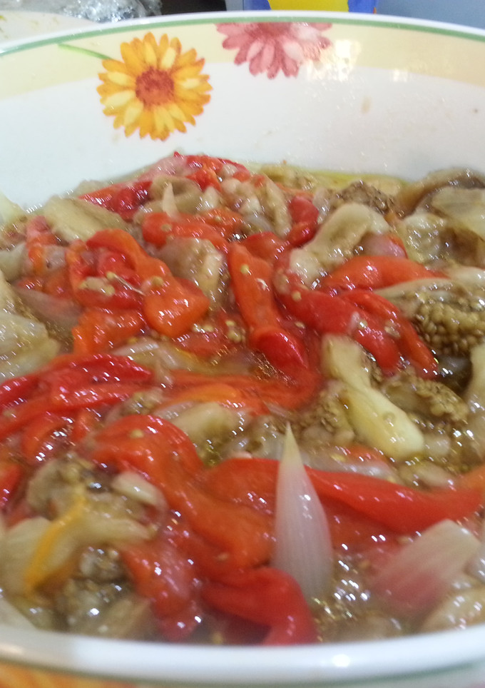 Una foto de Ensalada de pimientos, berenjena y cebolla