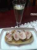 Tosta de pollo relleno con mousse de pato y mermelada al cava