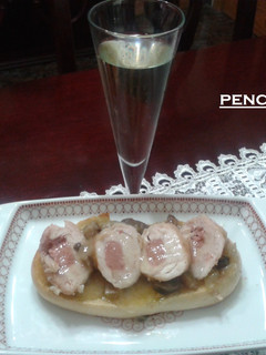 Una foto de Tosta de pollo relleno con mousse de pato y mermelada al cava