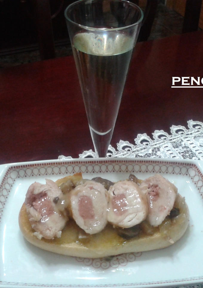 Una foto de Tosta de pollo relleno con mousse de pato y mermelada al cava