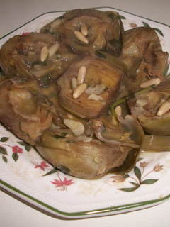Una foto de Alcachofas con piñones