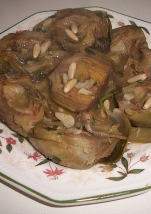 Una foto de Alcachofas con piñones