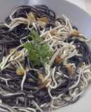 Espagueti al nero di sepia (pasta negra) con gulas