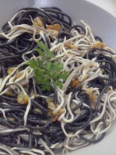 Una foto de Espagueti al nero di sepia (pasta negra) con gulas