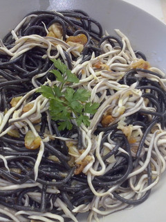Una foto de Espagueti al nero di sepia (pasta negra) con gulas