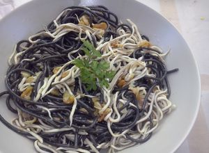 Una foto de Espagueti al nero di sepia (pasta negra) con gulas