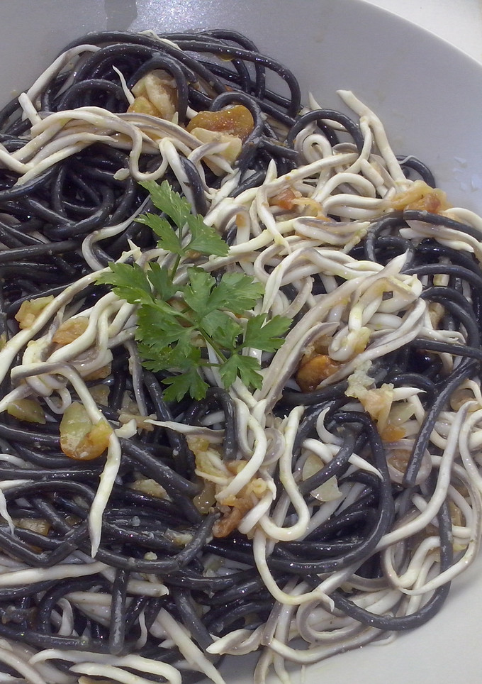 Una foto de Espagueti al nero di sepia (pasta negra) con gulas