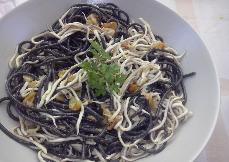 Espagueti al nero di sepia (pasta negra) con gulas