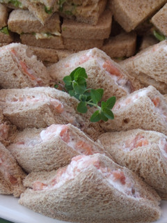 Una foto de Sándwiches para aperitivo de salmón ahumado y queso