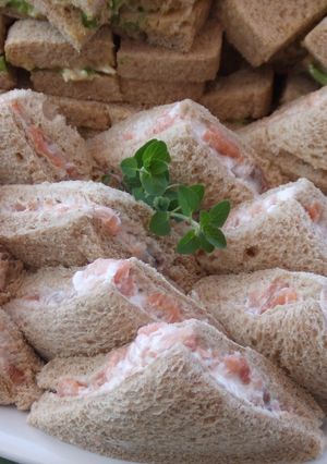 Una foto de Sándwiches para aperitivo de salmón ahumado y queso