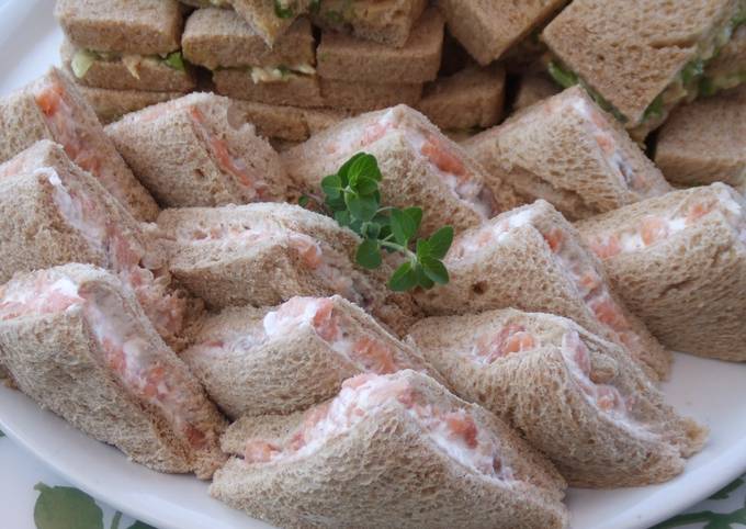 Foto principal de Sándwiches para aperitivo de salmón ahumado y queso