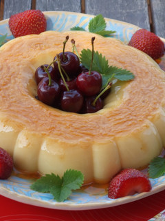 Una foto de Flan almendrado con salsa de frutas