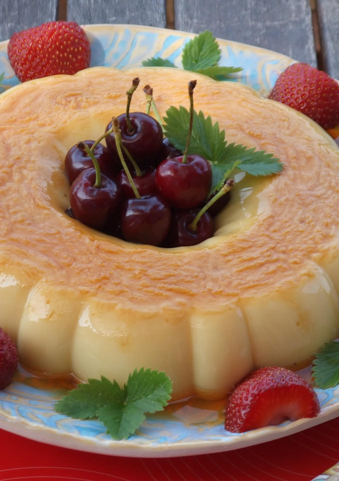 Una foto de Flan almendrado con salsa de frutas