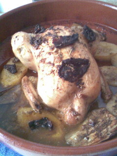 Una foto de Pollo asado con tomates secos en aceite