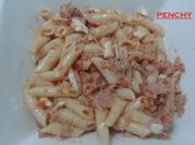 Una foto de ensalada tornillos