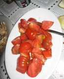 Ensalada de tomates raf con hierbas aromáticas
