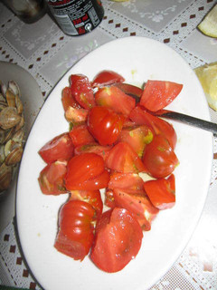 Una foto de Ensalada de tomates raf con hierbas aromáticas