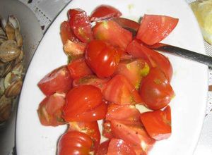 Una foto de Ensalada de tomates raf con hierbas aromáticas