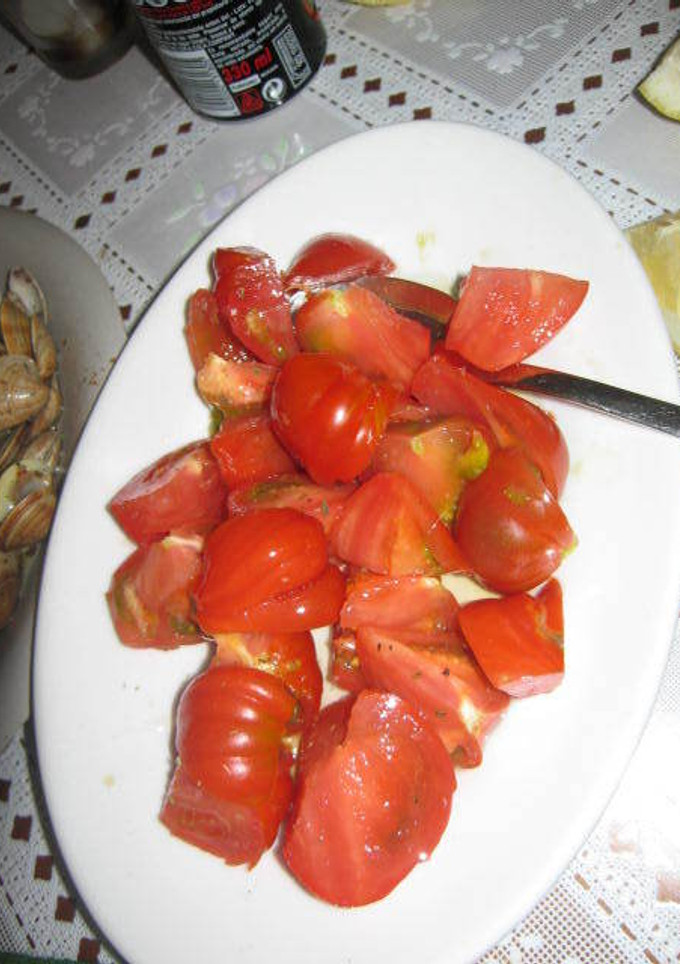 Una foto de Ensalada de tomates raf con hierbas aromáticas