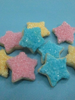 Una foto de Galletas estrellas con azúcar de colores