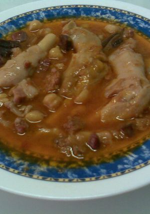 Una foto de Manitas de cerdo en salsa LOLI