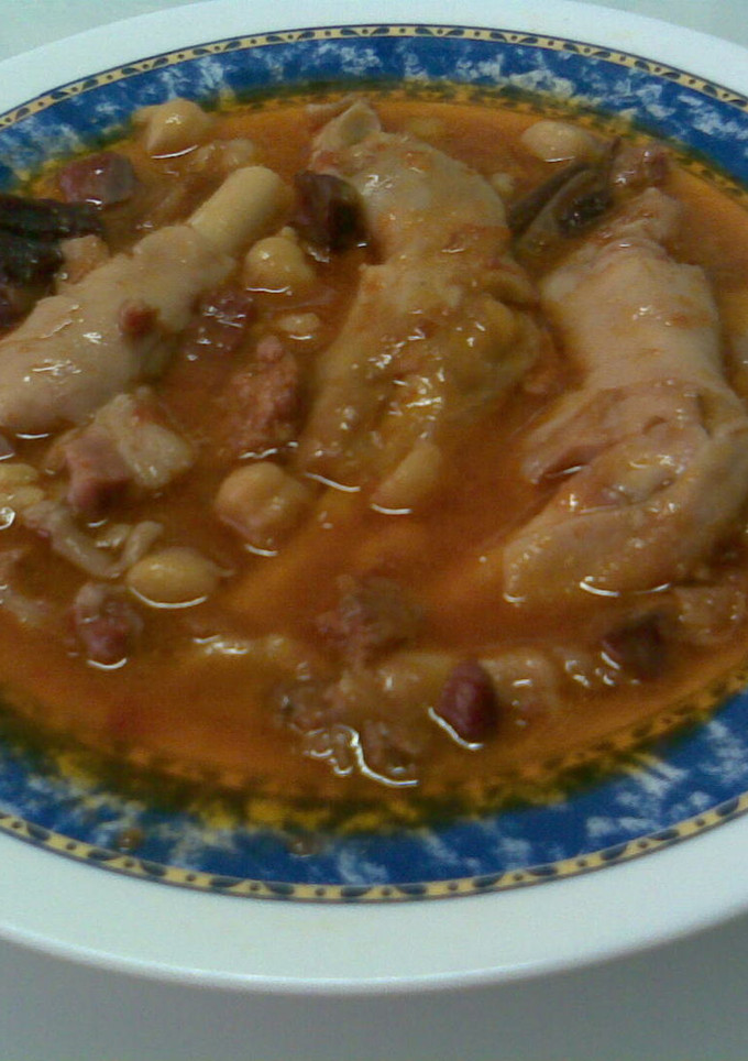Una foto de Manitas de cerdo en salsa LOLI