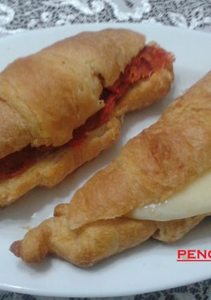 Una foto de Croissants caseros con rellenos salados