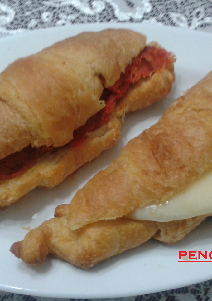 Una foto de Croissants caseros con rellenos salados