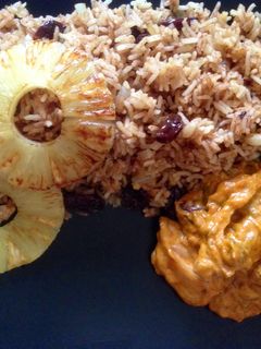 Una foto de Pollo pakistaní y arroz con canela y piña