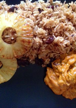 Una foto de Pollo pakistaní y arroz con canela y piña