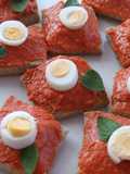 Canapés de sobrasada con huevo de codorniz y orégano