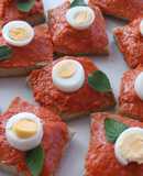 Canapés de sobrasada con huevo de codorniz y orégano