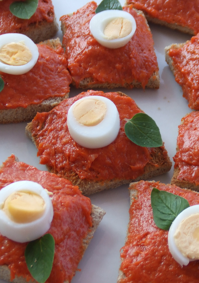 Una foto de Canapés de sobrasada con huevo de codorniz y orégano