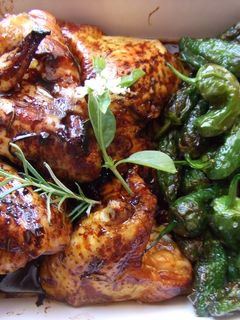 Una foto de Alitas de pollo lacadas con pimientos de Padrón