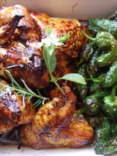 Una foto de Alitas de pollo lacadas con pimientos de Padrón