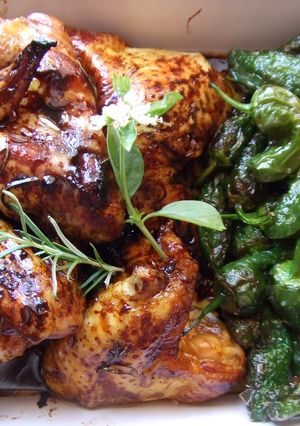 Una foto de Alitas de pollo lacadas con pimientos de Padrón