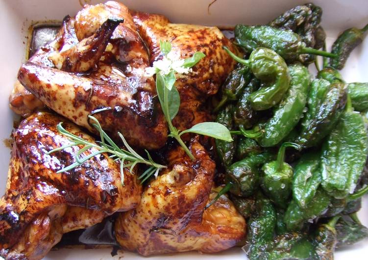 Alitas de pollo lacadas con pimientos de Padrón
