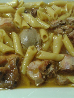 Una foto de Macarrones con conejo en salsa