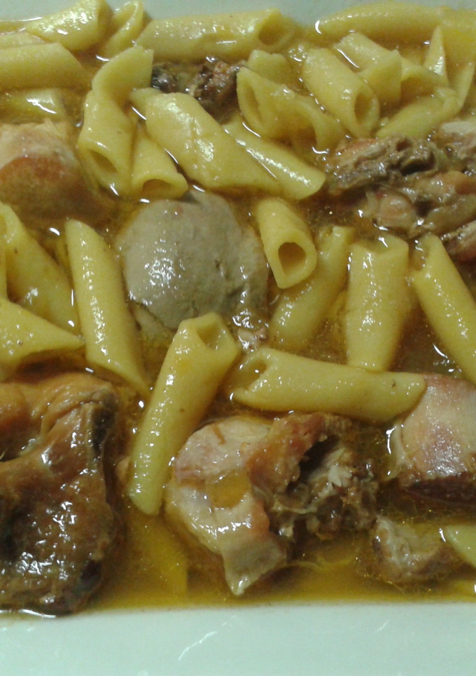 Una foto de Macarrones con conejo en salsa