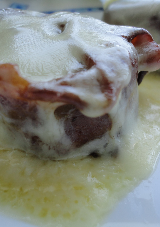 Una foto de Solomillo con bacón y queso