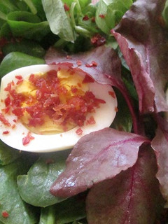 Una foto de Ensalada de brotes y huevos con sal de jamón serrano