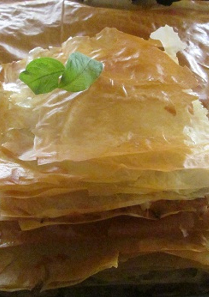 Una foto de Tarta dorada rellena con verduras en juliana