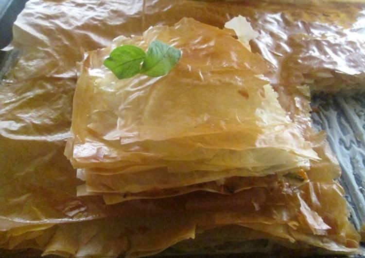 Tarta dorada rellena con verduras en juliana