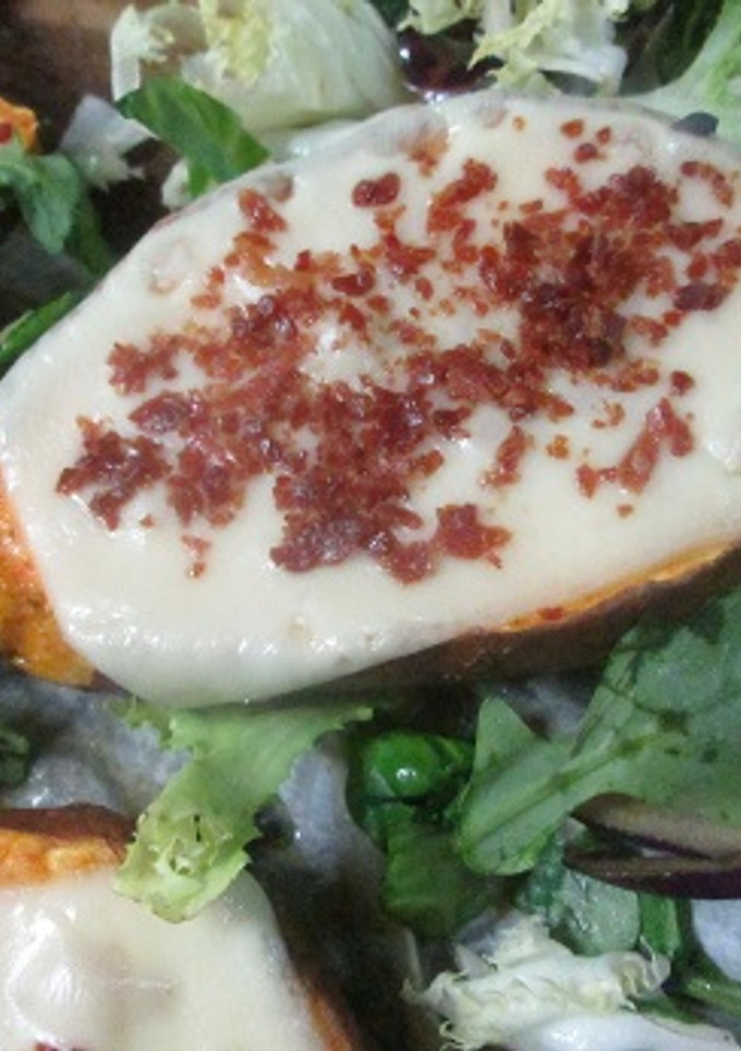 Una foto de Batatas horneadas con queso y sal de jamón