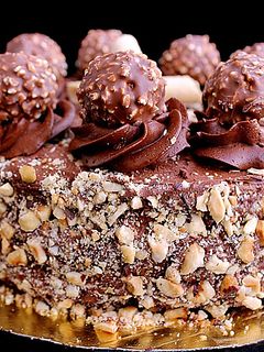 Una foto de Ferrero Rocher cake