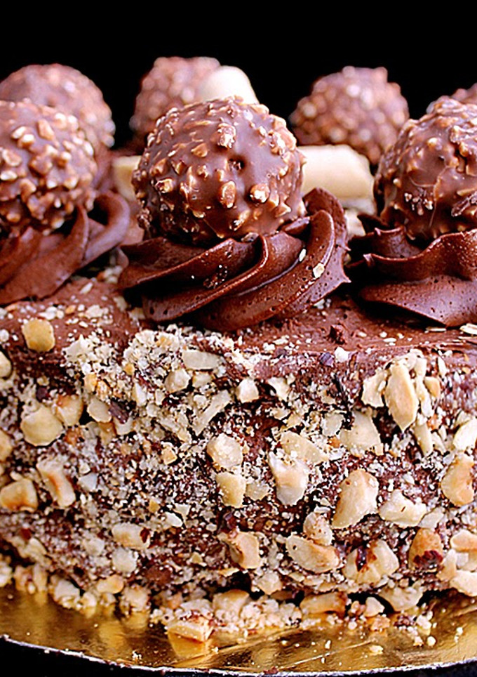 Una foto de Ferrero Rocher cake