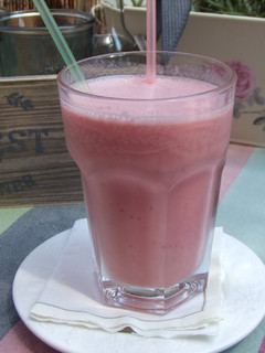 Una foto de Smoothie de sandía, helado de fresa y arándanos rojos