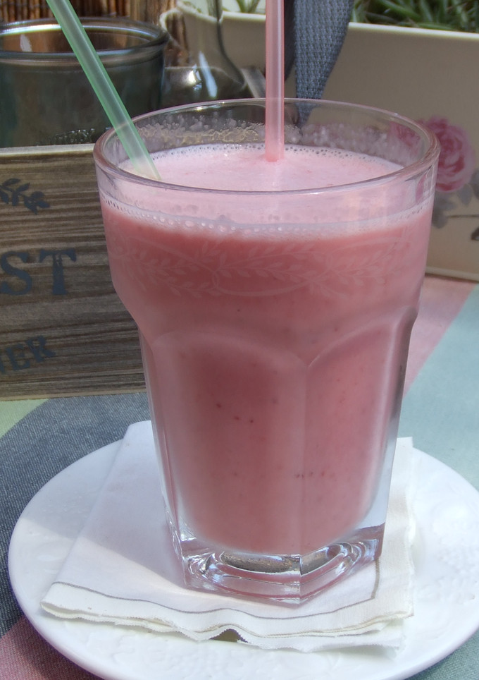 Una foto de Smoothie de sandía, helado de fresa y arándanos rojos