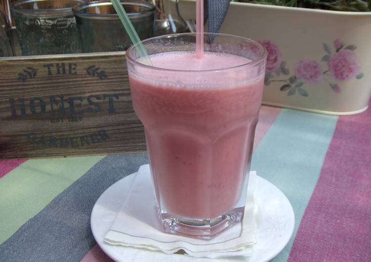 Smoothie de sandía, helado de fresa y arándanos rojos